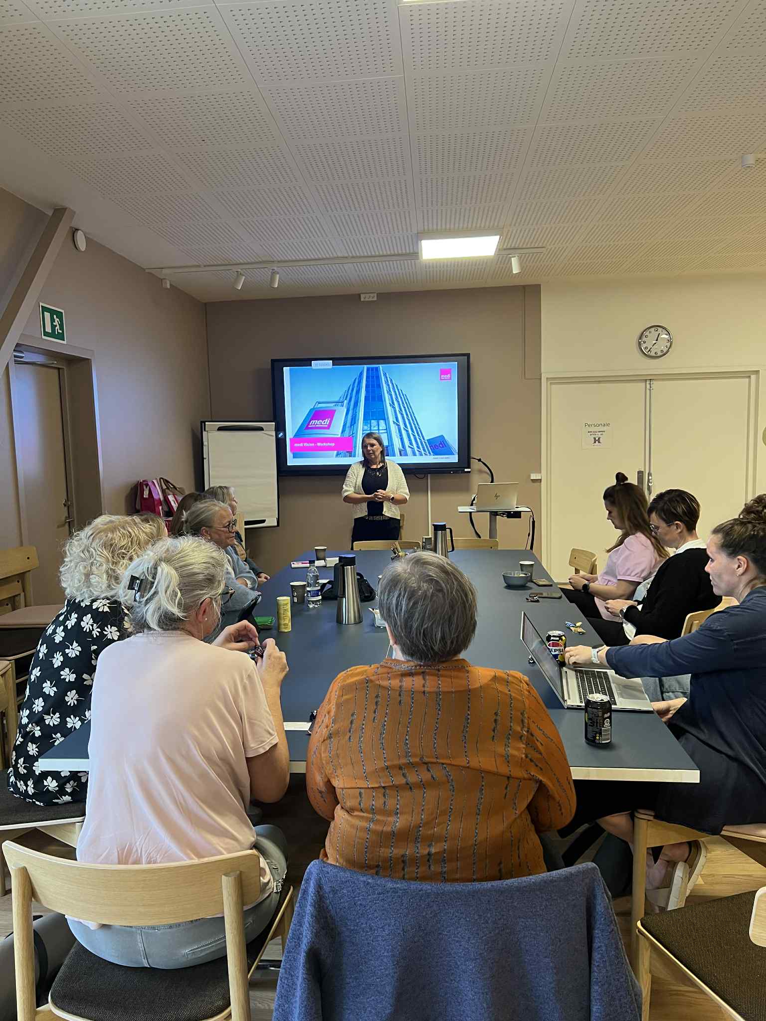 En virksomhed præsenterer deres løsning foran en gruppe medarbejdere fra Aalborg kommune, Jammerbugt kommune og Brønderslev kommune.