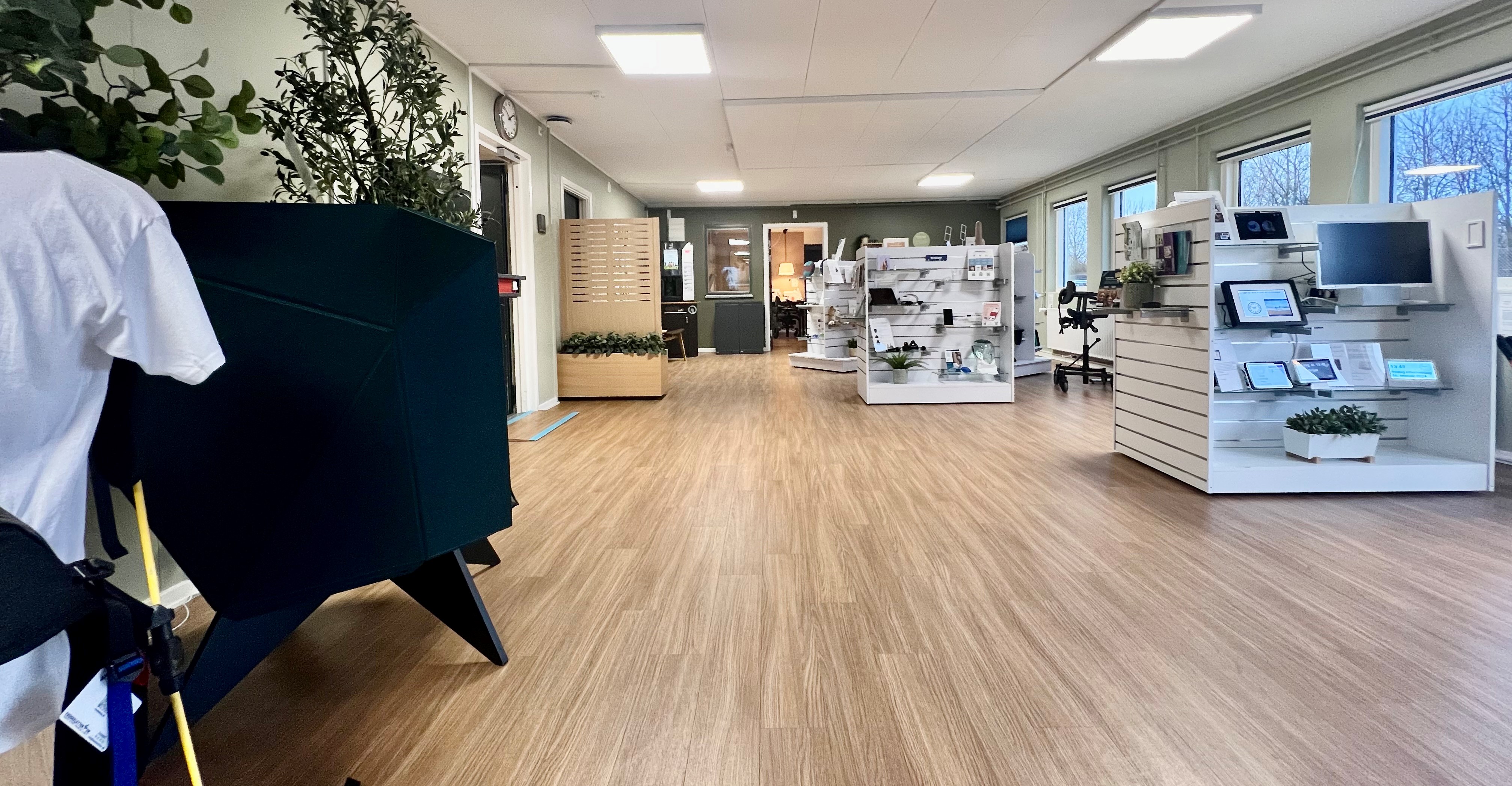 Viser showroomet hos Center for Velfærdsteknologi. Der er en masse reoler med forskellige velfærdsteknologiske løsninger, som f.eks. hjælpemidler til inkontinens, medicin administration, sanseprodukter og meget mere.