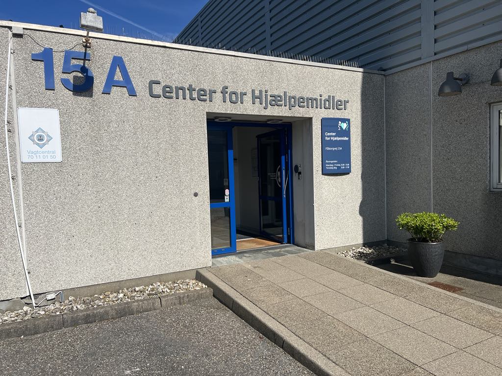 indgangsdøren til Center for Hjælpemidler 15 A. døren står åben.